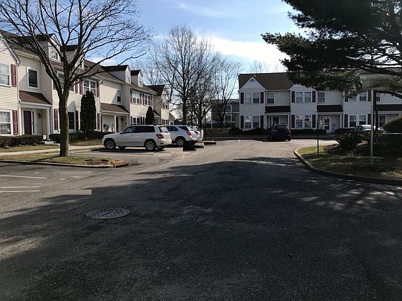 4th image of 24 Stratford Grn