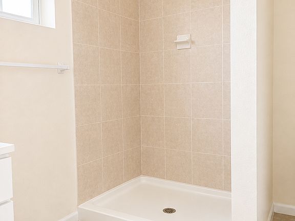 5th image of 1070 Lee Ave