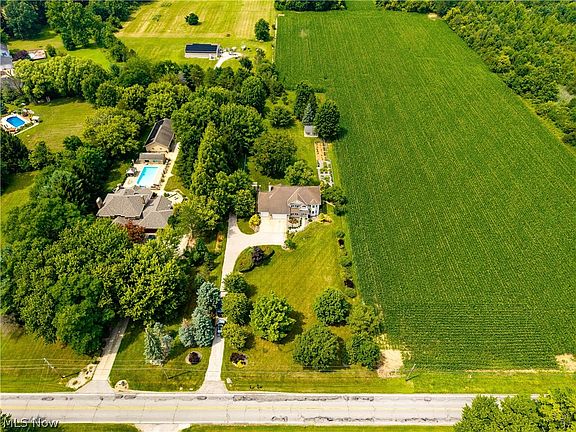 3rd image of 3270 N Ridge Rd