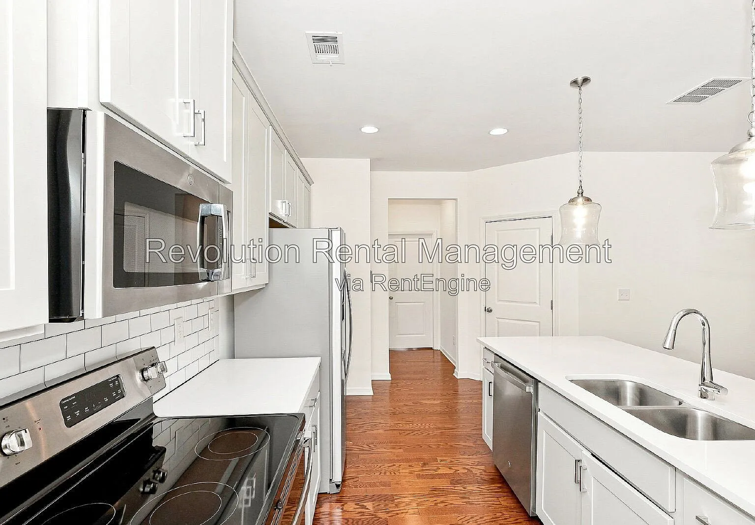 3 bed, 2.5 bath, 1952 sqft, $2,500 — Photo 2