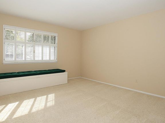 3rd image of 572 Sand Hill Cir