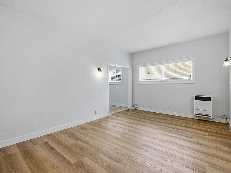 1932 W 25th St #16 — Photo 2