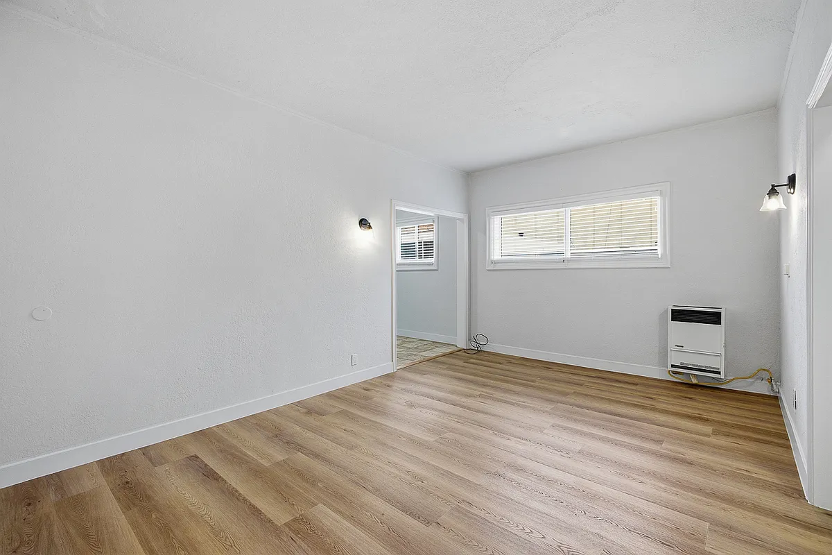 Building Photo - 1932 W 25th St #16