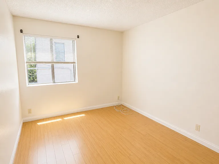13406 Moorpark St #102 — Photo 12