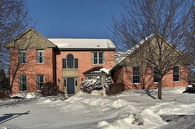 1st image of 1215 Woodview Dr