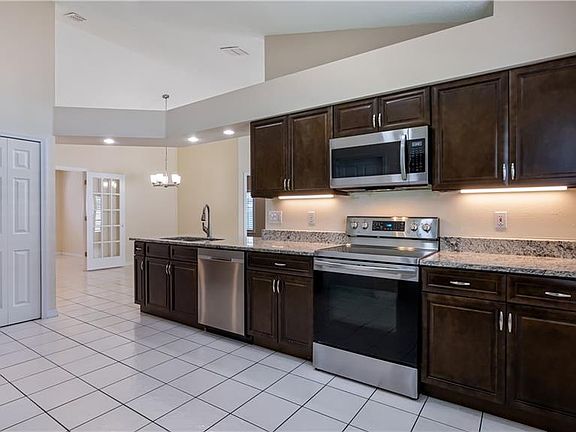 4th image of 2445 Hythe Ln