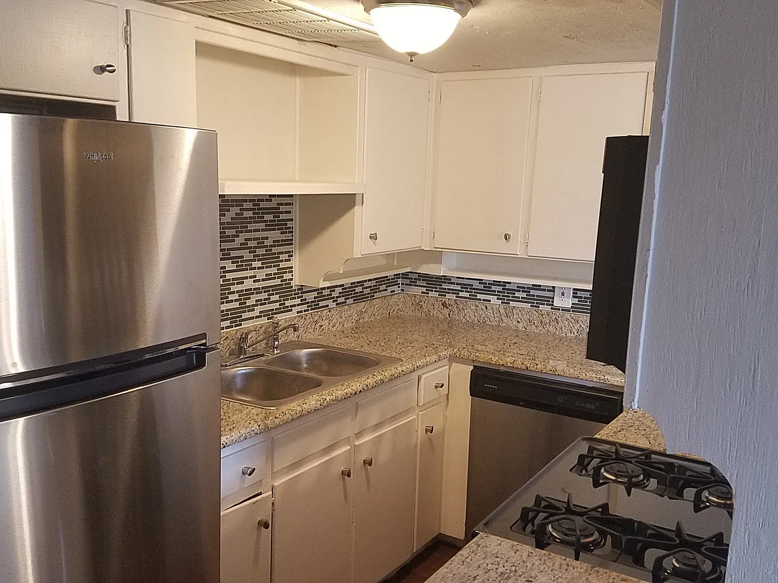 2428 Louise St — Photo 1