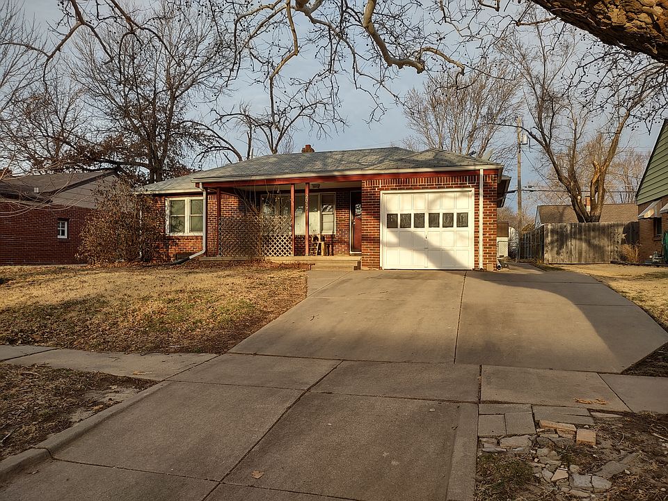 Front of house single atached garage