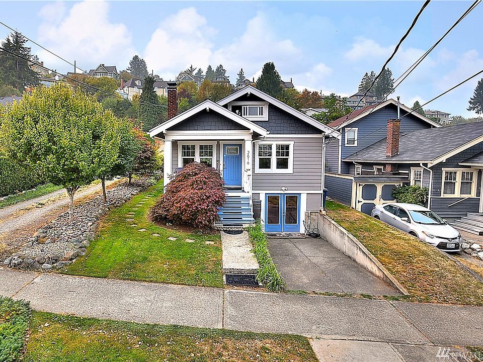 2 bedroom, 1.75 bath bungalow conveniently located in Old Town.