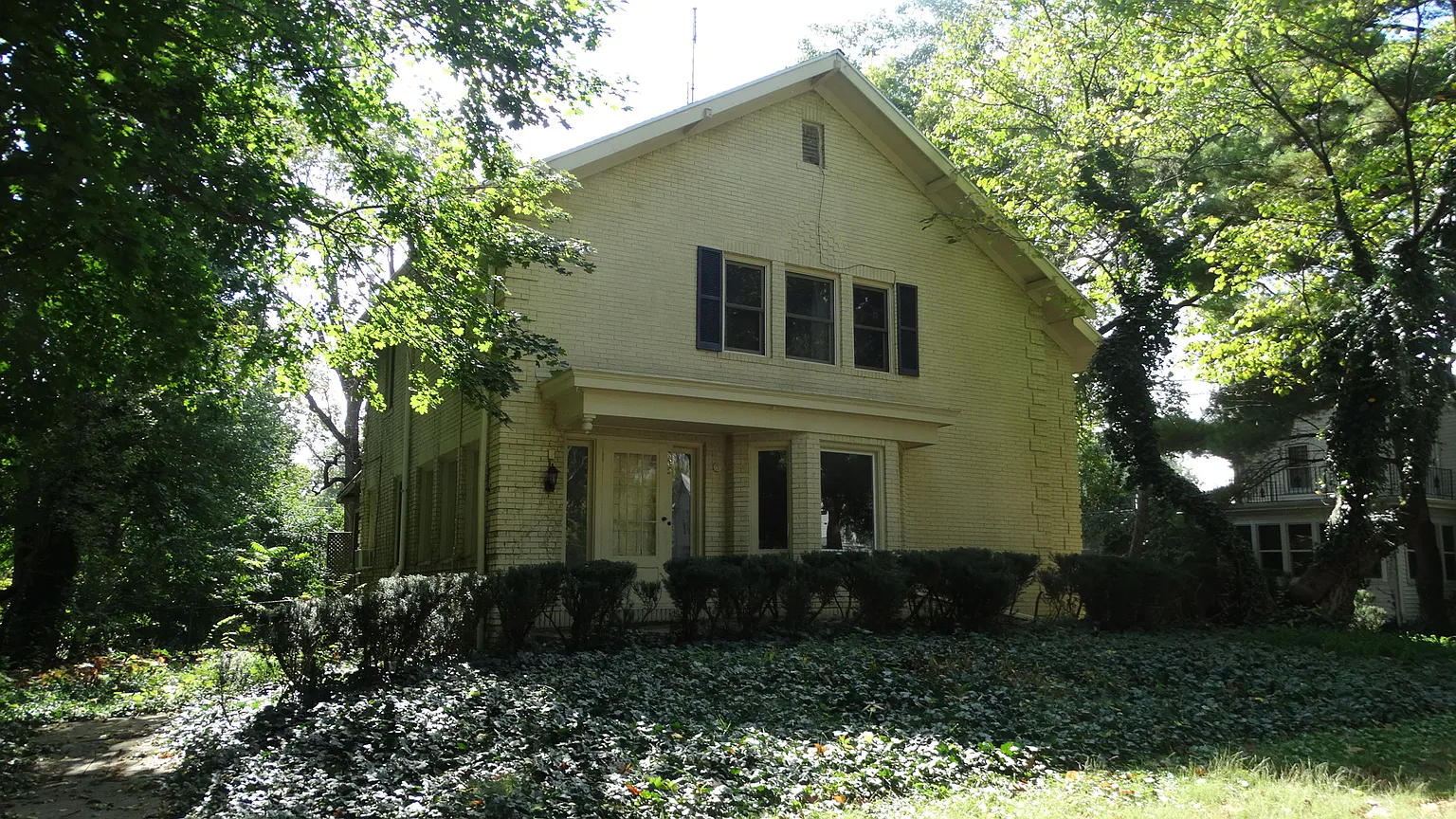 805 W Green St photo 1