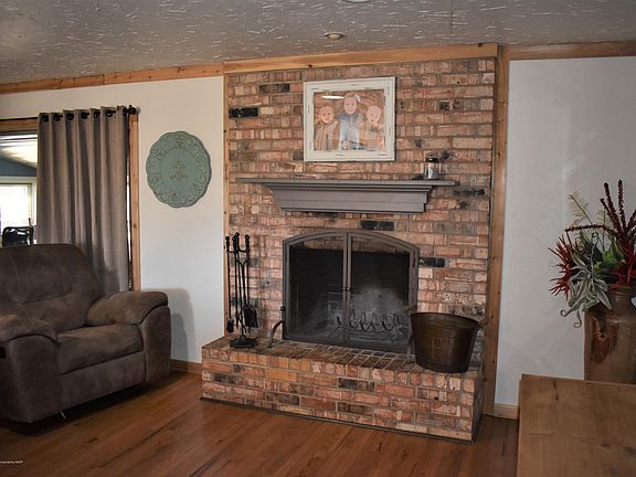 3rd image of 710 Taylor Ln
