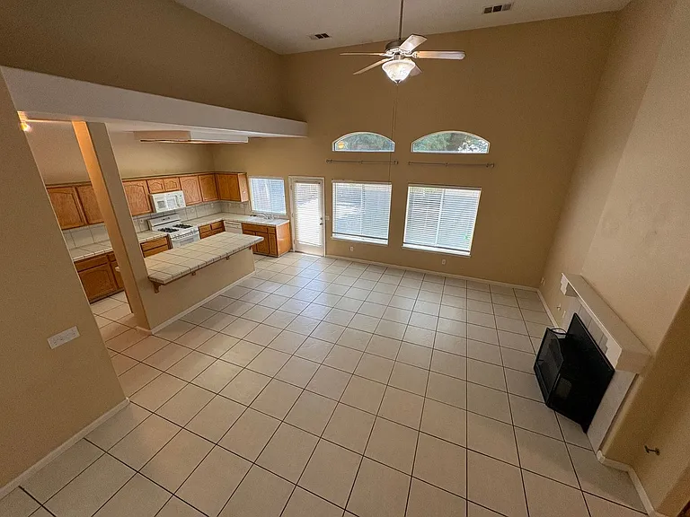 703 W Russell Ave — Photo 18