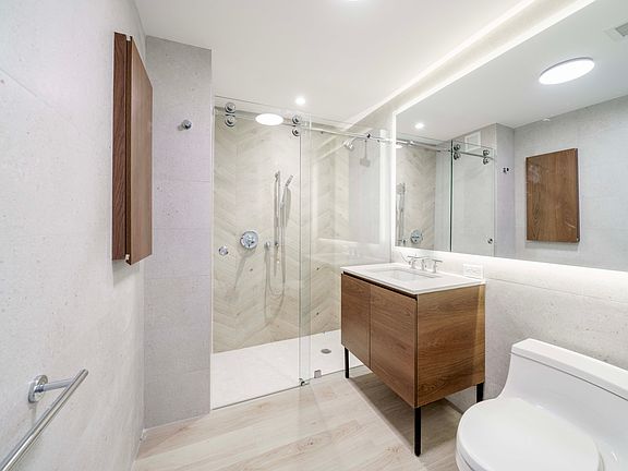 3rd image of 339 W 38th St #Pha