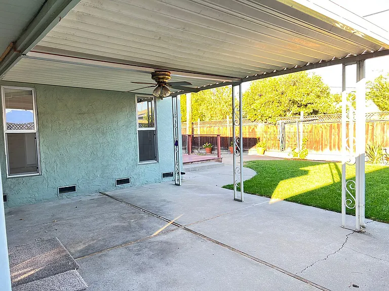 1135 Morton Ave — Photo 21