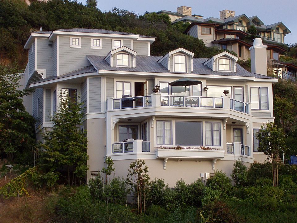 Hillside View of 821 Gainsborough Drive