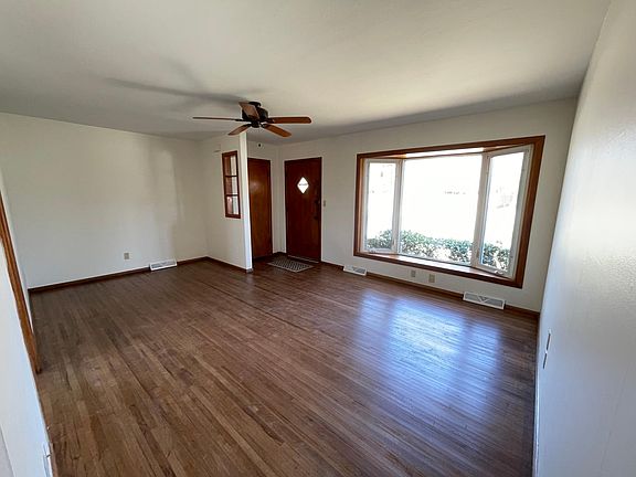 3rd image of 101 E Meadowlark Blvd