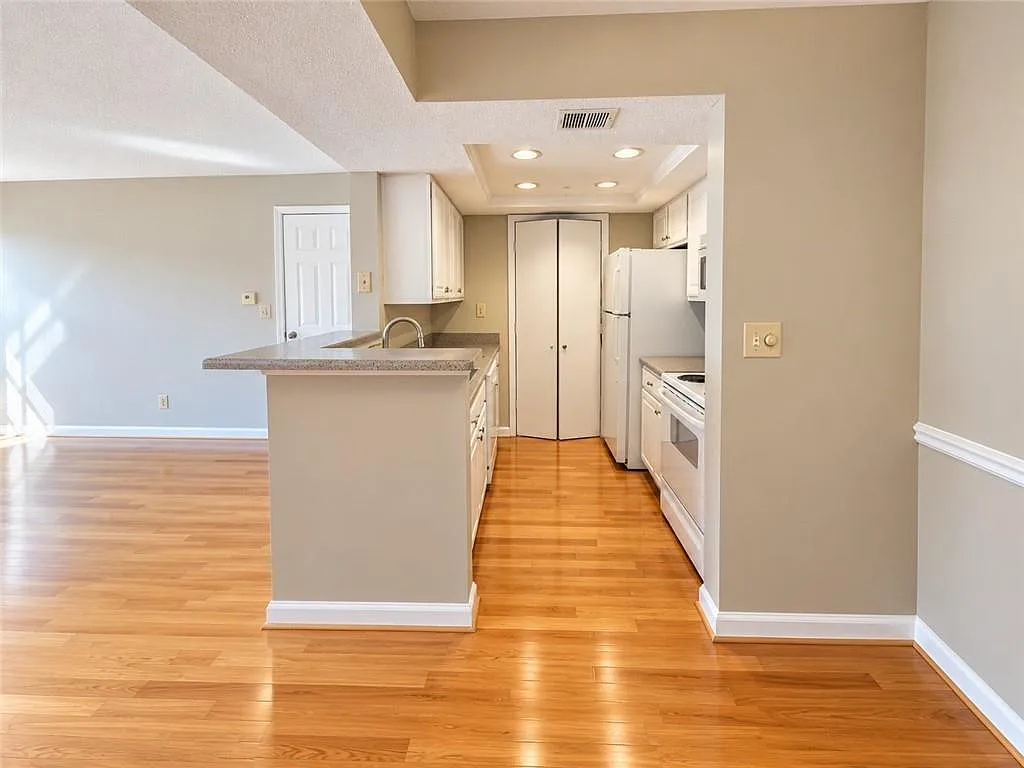 1 bed, 1.0 bath, 690 sqft, $1,795 — Photo 3