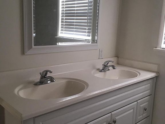 3rd image of 5319 Radford Ave