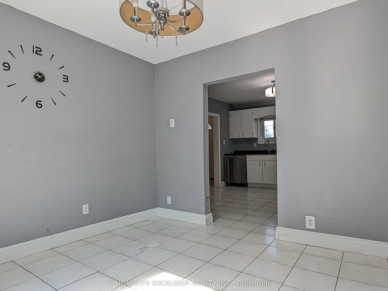 1478 Simcoe St N — Photo 8