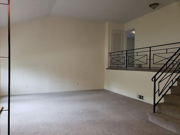 4th image of 9402 Kingsley Ave