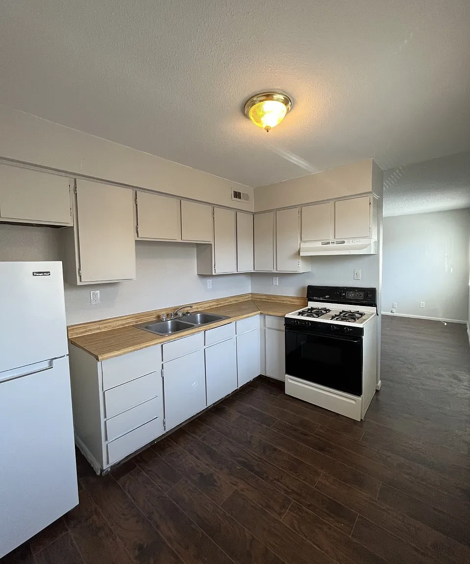 324 Vermont Street Northeast - C — Photo 4