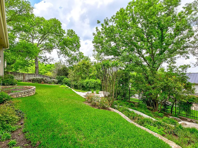 6200 Rain Creek Pkwy — Photo 34