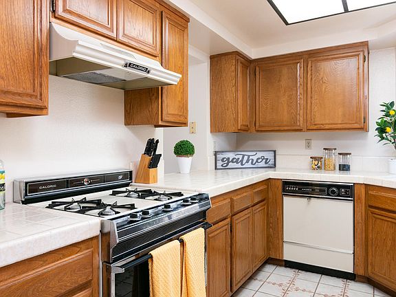5th image of 981 Hawthorne Ln