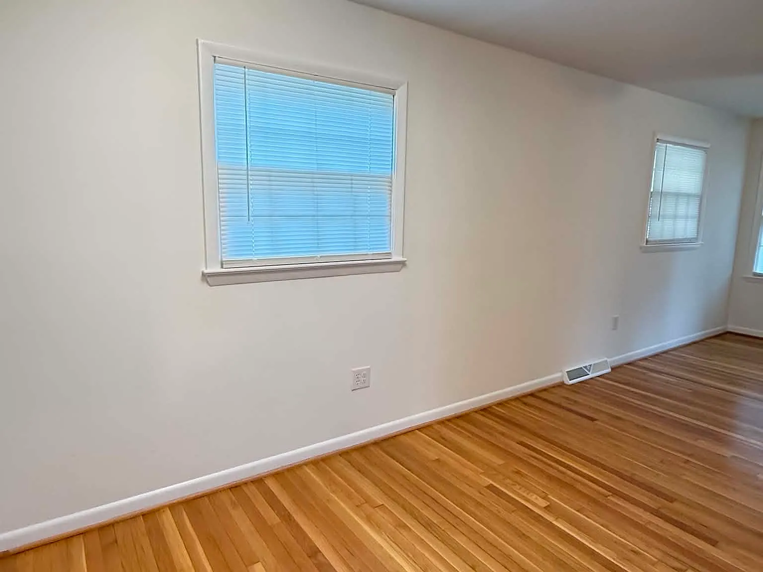 3 bed, 963 sqft, $2,100 — Photo 3