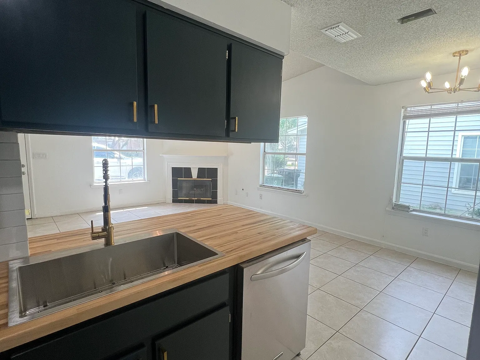 3 bed, 2.0 bath, 1188 sqft, $1,600 — Photo 2
