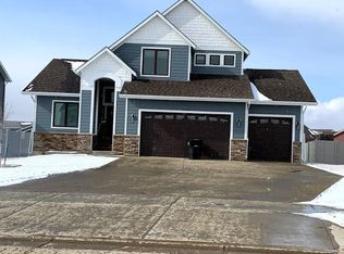 2441 Geyser Ct, Dickinson, ND 58601