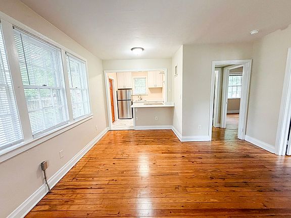 3rd image of 905-907 NE 8th Ave