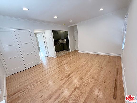 5th image of 204 S Reeves Dr