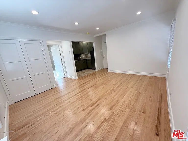 204 S Reeves Dr #204 — Photo 6
