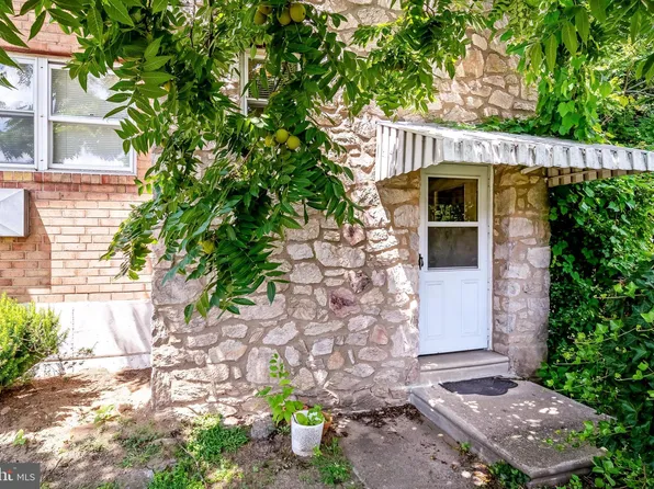 5483 Vicaris St, Philadelphia, PA 19128