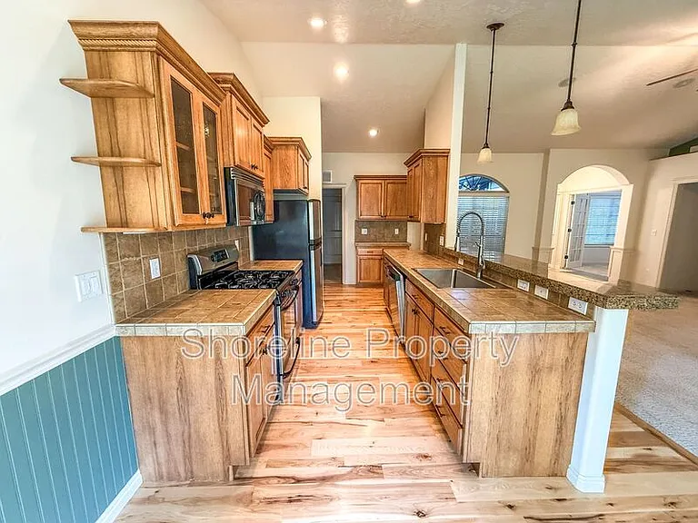 2328 E Satterfield St — Photo 15