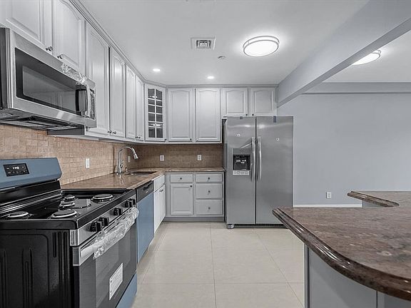 4th image of 900 Lenox Rd APT 3C