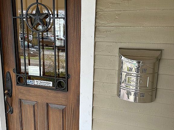 front door/mailbox