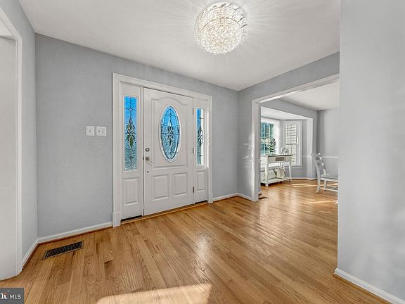 3rd image of 2067 Woodford Rd