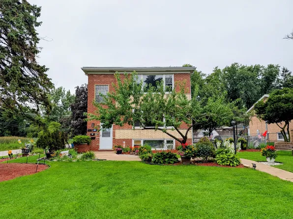 16W780 57th Ct #1, Clarendon Hills, IL 60514