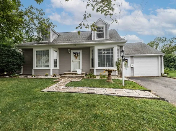 211 Orchard Dr W, North Syracuse, NY 13212