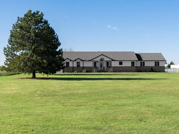 921 E 10th Ave, Wellington, KS 67152