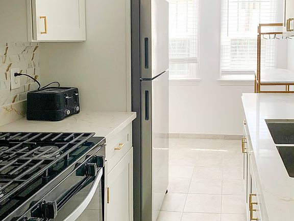 4th image of 400 N Genesee Ave APT 4