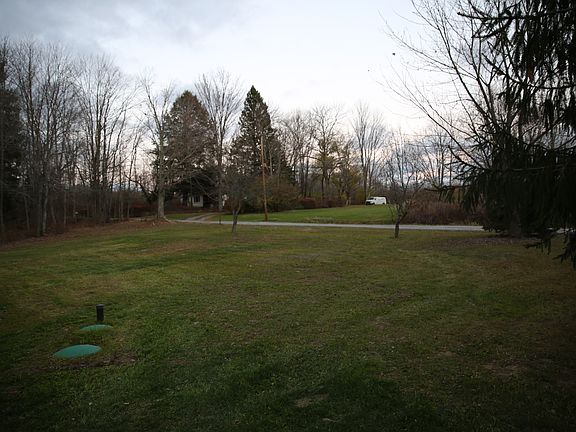 4th image of 8 Maple Dr