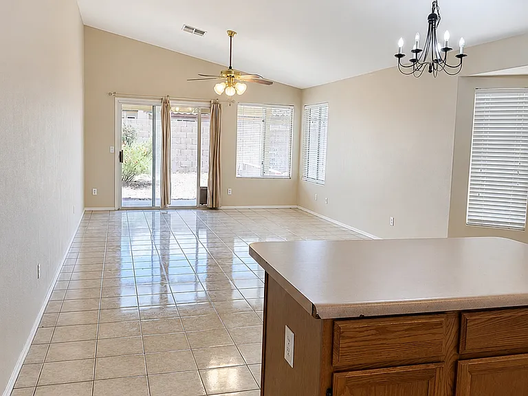 832 W Silver Creek Rd — Photo 7