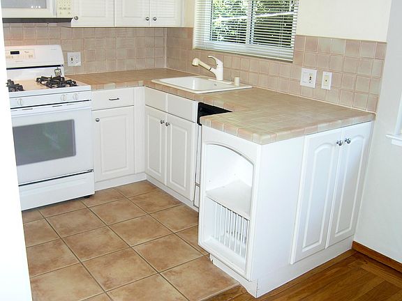 5th image of 16 Waverley Ct APT 3