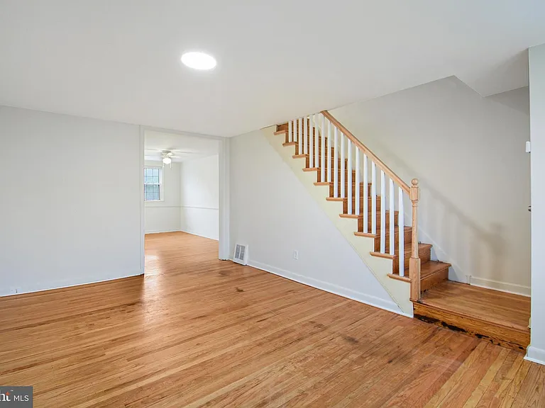 505 Stratford Rd — Photo 2