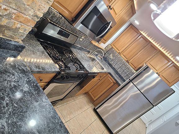 3rd image of 2476 N Clybourn Ave APT 1