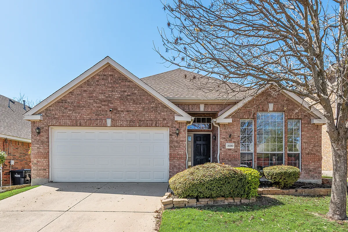 Building Photo - 2600 Spring Dr