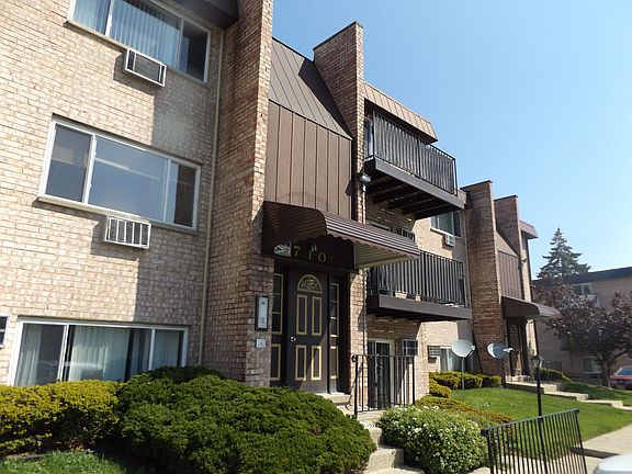 2nd image of 710 W Huntington Commons Rd APT 1A