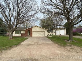 336 Point Dr, Great Bend, KS 67530